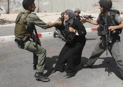جنود إسرائيليون ينكلون بسيدة فلسطينية في الخليل