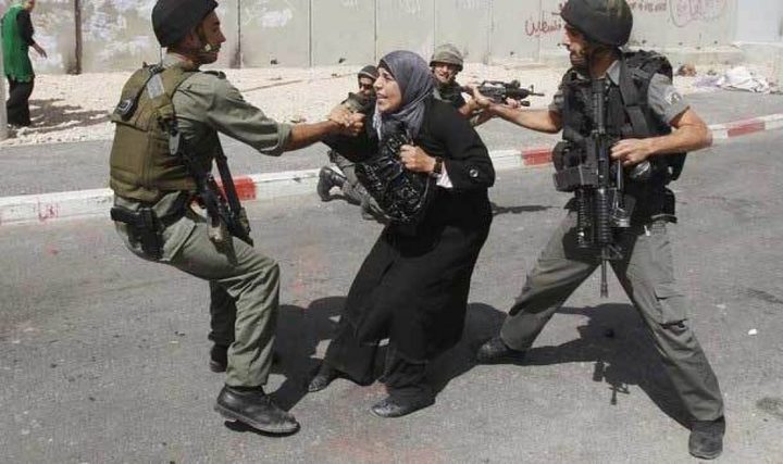 جنود إسرائيليون ينكلون بسيدة فلسطينية في الخليل
