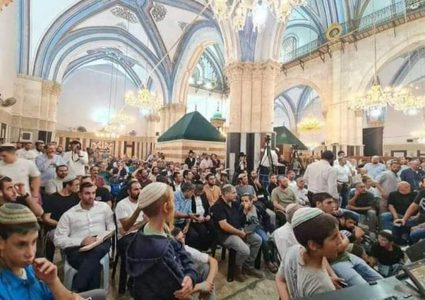 مستوطنون يدنسون الحرم الإبراهيمي ويقيمون حفلا غنائيا داخله