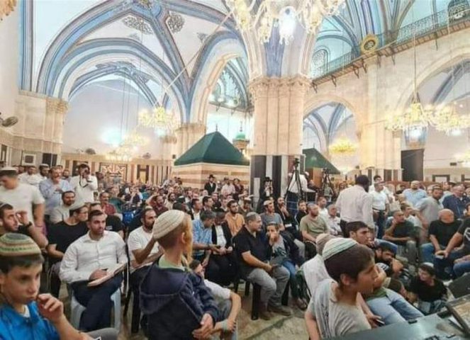 مستوطنون يدنسون الحرم الإبراهيمي ويقيمون حفلا غنائيا داخله