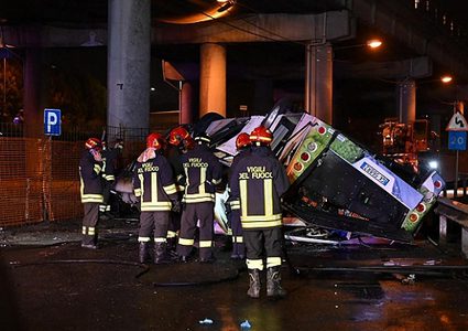 20 قتيلاً على الأقل إثر سقوط حافلة من جسر في مدينة البندقية الإيطالية