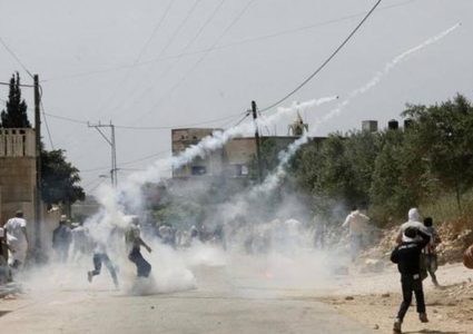 إصابة شابين بالرصاص والعشرات بالاختناق خلال مواجهات مع الاحتلال في جالود