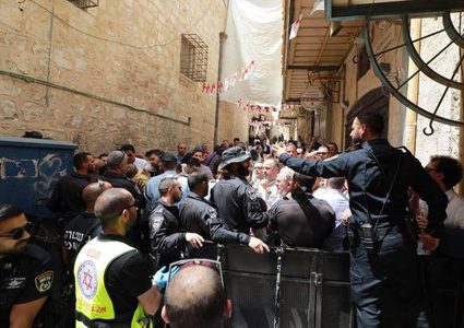 مستوطنون يجددون استهداف الحجاج المسيحيين في القدس المحتلة