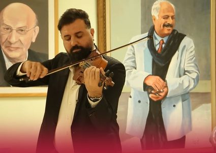 شاهد.. أستاذ الموسيقى في كلية الفنون محمود رشدان يعزف مقطوعة موسيقية