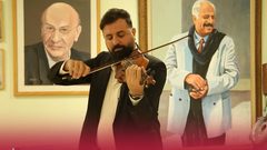 شاهد.. أستاذ الموسيقى في كلية الفنون محمود رشدان يعزف مقطوعة موسيقية