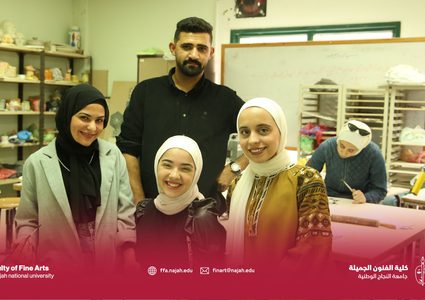 عدسة "النجاح" تلتقط مجموعة من الصور لطلبة مساق "الحفر والطباعة"