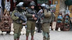 الاحتلال يمنع لجنة إعمار الخليل من ترميم منزل في البلدة القديمة ويحتجز الطواقم