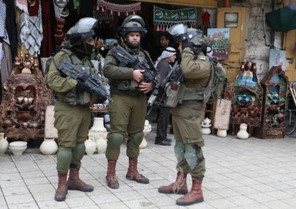 الاحتلال يمنع لجنة إعمار الخليل من ترميم منزل في البلدة القديمة ويحتجز الطواقم