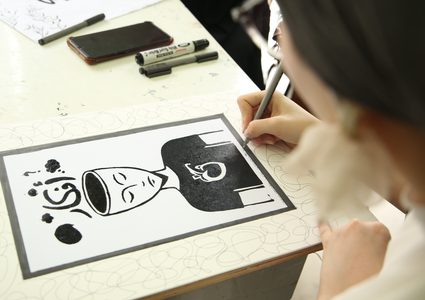 صور من أعمال الطلبة في مساق مبادئ الحفر والطباعة في كلية الفنون الجميلة