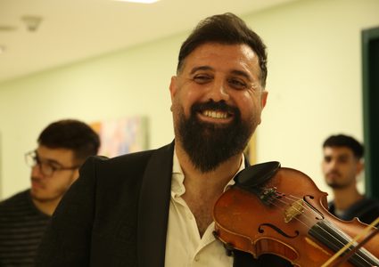 مقطوعة موسيقية من عزف أستاذ الموسيقى في كلية الفنون الجميلة محمود رشدان