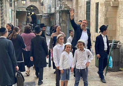 “غليك” ومستوطنون يقتحمون الأقصى من باب السلسلة