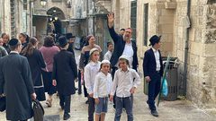 “غليك” ومستوطنون يقتحمون الأقصى من باب السلسلة