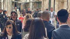 مجموعة من المستوطنين بينهم عضو الكنيست السابق "يهودا غليك" أثناء خروجهم من باب السلسلة بعد اقتحامهم للمسجد الأقصى.