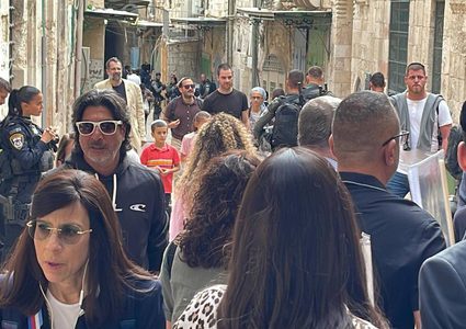 مجموعة من المستوطنين بينهم عضو الكنيست السابق "يهودا غليك" أثناء خروجهم من باب السلسلة بعد اقتحامهم للمسجد الأقصى.