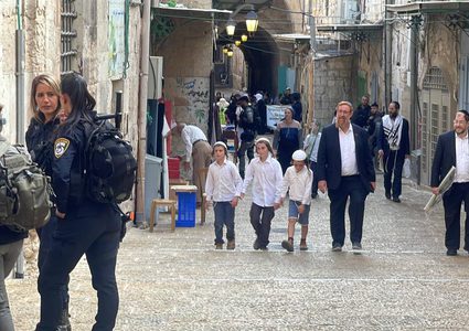 “غليك” ومستوطنون يقتحمون الأقصى من باب السلسلة