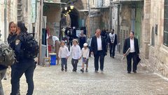 مجموعة من المستوطنين بينهم عضو الكنيست السابق "يهودا غليك" أثناء خروجهم من باب السلسلة بعد اقتحامهم للمسجد الأقصى.