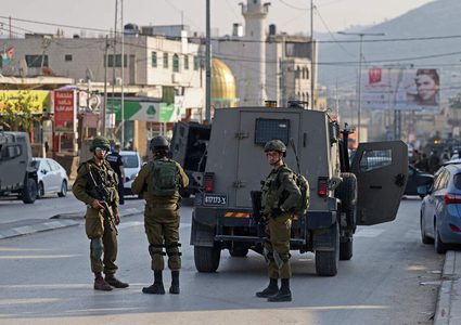 قوات الاحتلال تغلق محال تجارية في حوارة جنوب نابلس