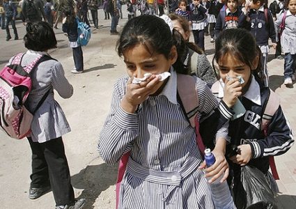 الخليل: قوات الاحتلال تقتحم السموع وتتسبب باختناق عشرات الطالبات في إحدى المدارس