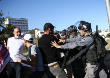 الاحتلال يعتقل خمسة مواطنين ونشطاء خلال قمع وقفة منددة بالاستيطان في الشيخ جراح