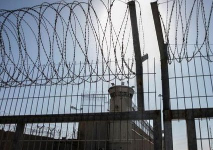 ٥٠ معتقلا يعلنون اضرابهم المفتوح عن الطعام احتياجات على نقلهم