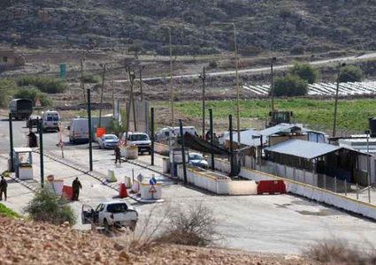 الاحتلال يغلق حاجز الحمرا