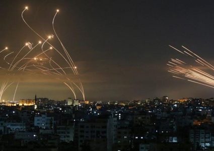 إطلاق رشقات صاروخية من غزة على تل أبيب وصافرات الانذار تدوي في غلاف غزة