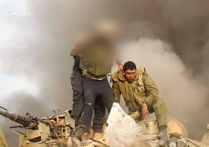 يديعوت: الفصائل الفلسطينية أسرت ما بين 150-200