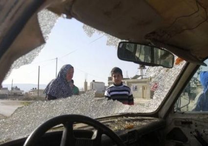 مستوطنون يحطمون زجاج مركبات قرب مفترق البحر الميت