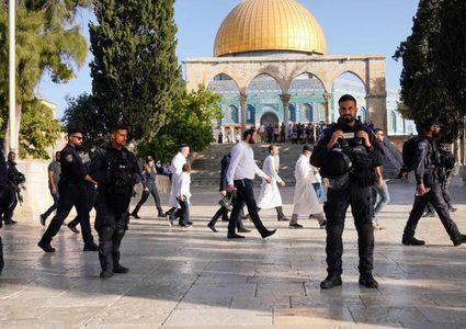 مستوطنون يقتحمون الأقصى والاحتلال يشدد من إجراءاته على أبوابه