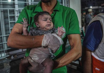 عدد من الأطفال المصابين بقصف طائرات الاحتلال في قطاع غزة