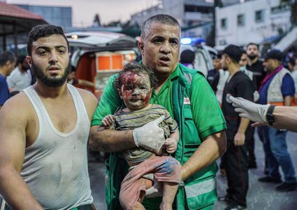 عدد من الأطفال المصابين بقصف طائرات الاحتلال في قطاع غزة