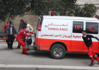 مستوطن يحاول دعس مواطنين في تقوع