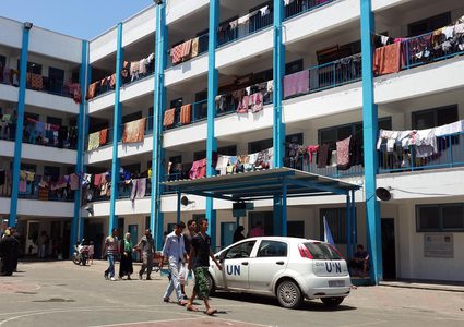 74 ألف فلسطيني نزحوا إلى مدارس الأونروا في قطاع غزة