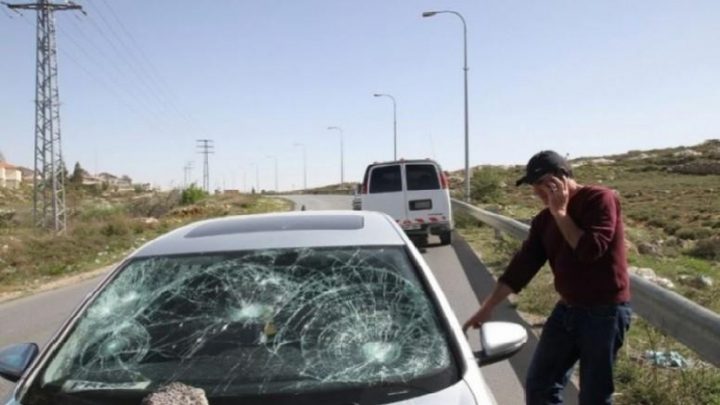 إصابة 4 مواطنين جراء رشق مستوطنين مركباتهم بالحجارة شمال أريحا
