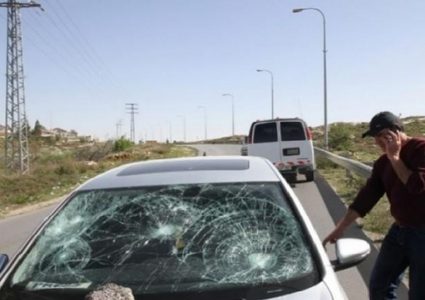 إصابة 4 مواطنين جراء رشق مستوطنين مركباتهم بالحجارة شمال أريحا