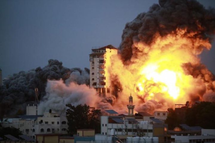 ثمانية شهداء بينهم فتاة في سلسلة غارات إسرائيلية على مسجد ومنزلين في قطاع غزة