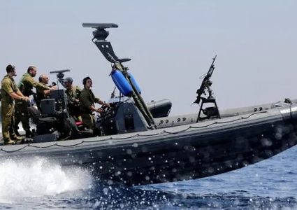 زوارق الاحتلال تقصف شاطئ محافظتي الوسطى وخان يونس