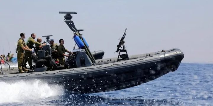 زوارق الاحتلال تقصف شاطئ محافظتي الوسطى وخان يونس