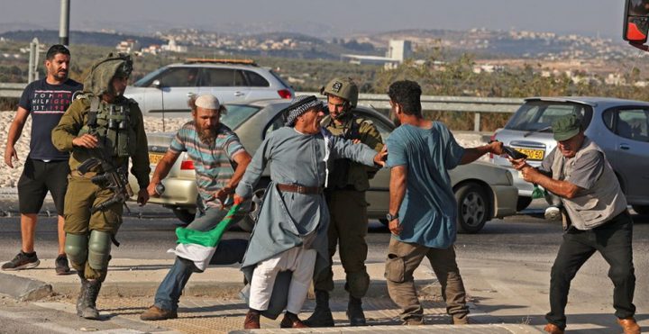 اصابة امرأة وزوجها باعتداء مستوطن عليهما في يطا