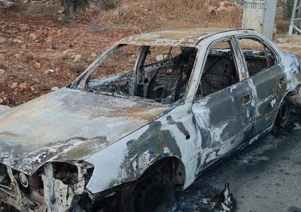 مستوطنون يحرقون عددا من المركبات لفلسطينيين في قرية دوما جنوب شرق نابلس