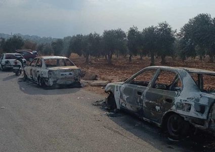 مستوطنون يحرقون عددا من المركبات لفلسطينيين في قرية دوما جنوب شرق نابلس