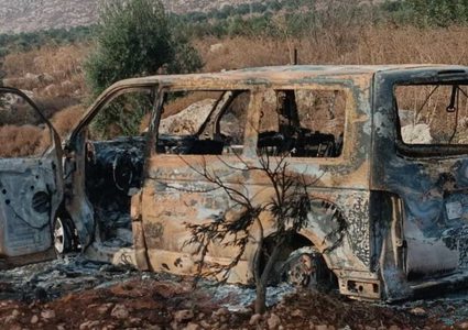 مستوطنون يحرقون عددا من المركبات لفلسطينيين في قرية دوما جنوب شرق نابلس