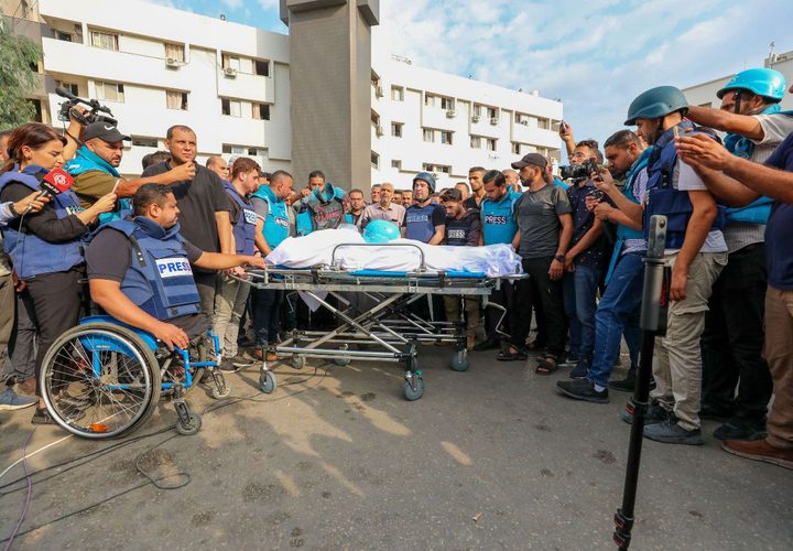 صحفيون في غزة يشيعون زملاءهم شهداء الحقيقة سعيد الطويل ومحمد صبح بعد استشهادهما إثر العدوان الإسرائيلي على القطاع.