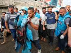 صحفيون في غزة يشيعون زملاءهم شهداء الحقيقة سعيد الطويل ومحمد صبح بعد استشهادهما إثر العدوان الإسرائيلي على القطاع.