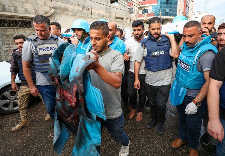 صحفيون في غزة يشيعون زملاءهم شهداء الحقيقة سعيد الطويل ومحمد صبح بعد استشهادهما إثر العدوان الإسرائيلي على القطاع.