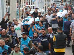صحفيون في غزة يشيعون زملاءهم شهداء الحقيقة سعيد الطويل ومحمد صبح بعد استشهادهما إثر العدوان الإسرائيلي على القطاع.