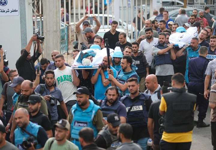 صحفيون في غزة يشيعون زملاءهم شهداء الحقيقة سعيد الطويل ومحمد صبح بعد استشهادهما إثر العدوان الإسرائيلي على القطاع.