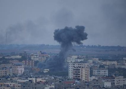 5 شهداء بينهم رضيع وامرأة بقصف طائرات الاحتلال