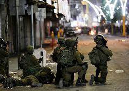 خمس إصابات برصاص الاحتلال خلال مواجهات اندلعت وسط الخليل عقب مسيرة دعم لغزة