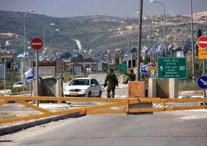 الاحتلال يغلق حاجز الحمرا العسكري